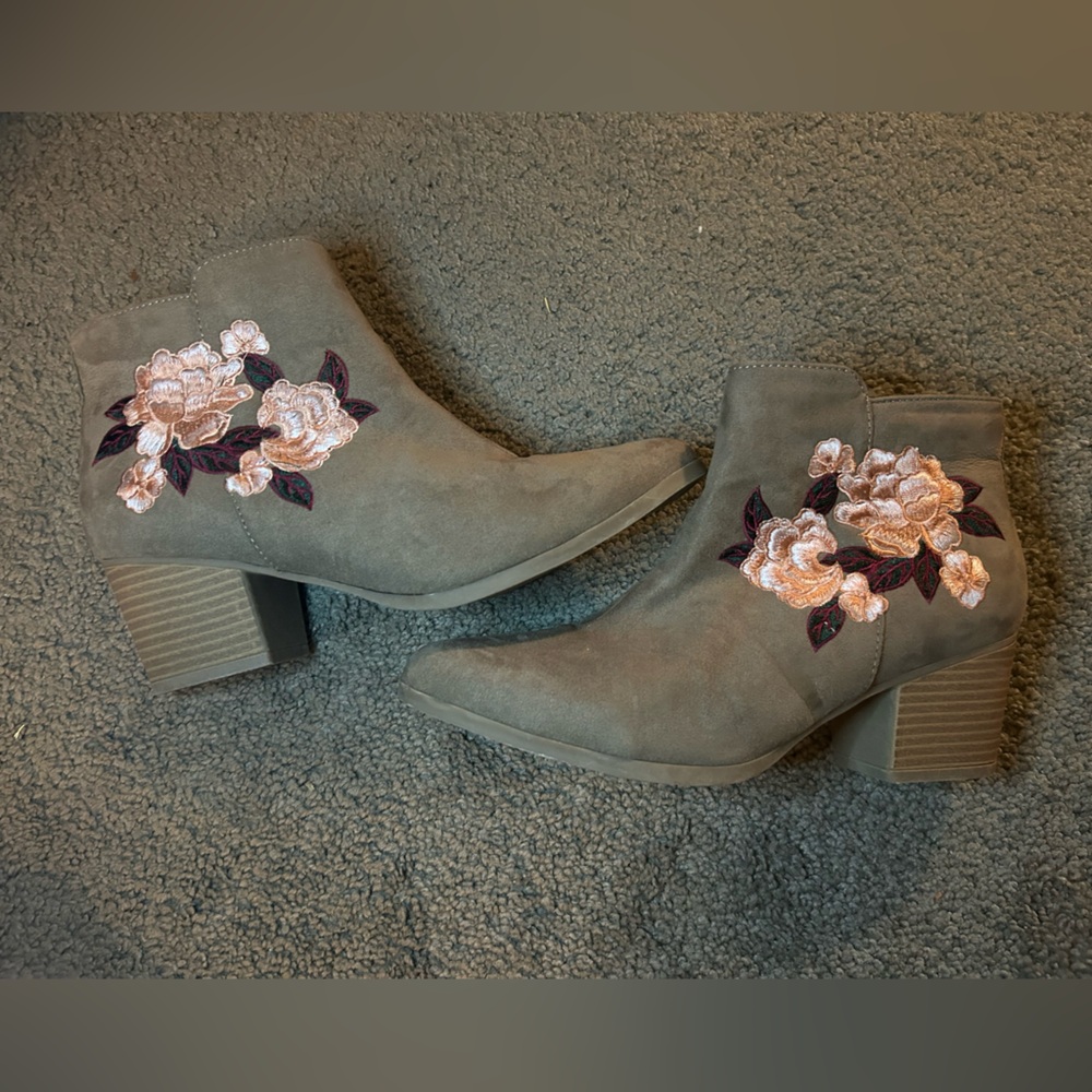 Qupid Floral Embroidery Booties Sz7